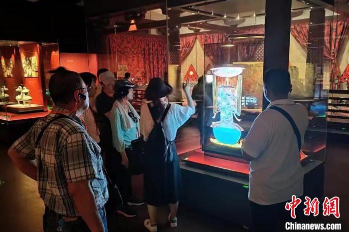 圖為臺(tái)灣新北市永和區(qū)里長(zhǎng)聯(lián)誼會(huì)江西參訪團(tuán)一行在南昌漢代?；韬顕?guó)遺址博物館內(nèi)參觀展出的珍貴文物?！●樞↓?攝