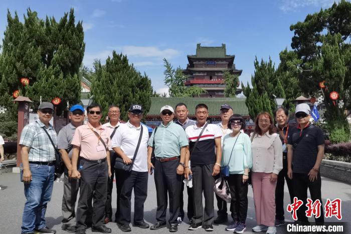 圖為臺(tái)灣新北市永和區(qū)里長(zhǎng)聯(lián)誼會(huì)江西參訪團(tuán)一行在南昌滕王閣前合影?！×鴷缘?攝