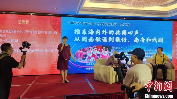 歌仔說(shuō)唱非遺傳承人張?jiān)缕寂楷F(xiàn)場(chǎng)演唱。　楊伏山 攝