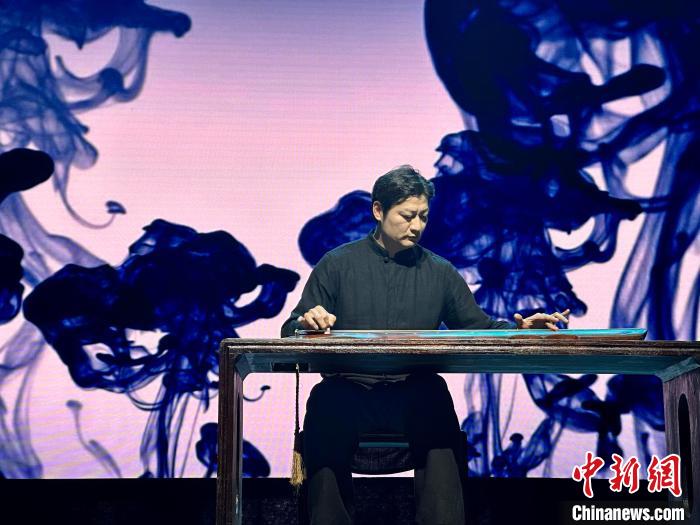 臺(tái)灣老師林法演奏《廣陵散》?！堺惥?攝