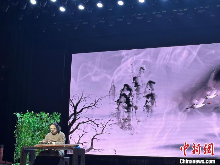 閩派古琴名家陳志強(qiáng)演奏一曲《流水》?！堺惥?攝