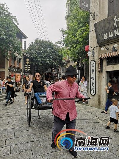 馮小剛電影公社里體驗“黃包車”的游客。南海網(wǎng)記者 蘇靚 攝