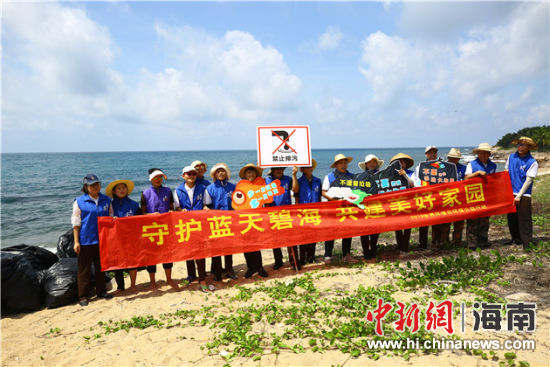 環(huán)保志愿者呼吁停止隨地扔垃圾、破壞環(huán)境等不文明行為。