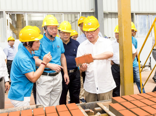 2019年6月21日下午，省長沈曉明在三亞建筑廢棄物綜合利用廠，查看用建筑廢棄物綜合處理后制成的再生水泥磚。海南日報記者 宋國強(qiáng) 攝