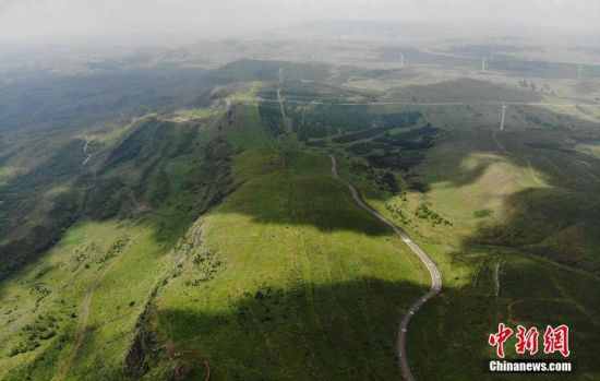6月28日，夏日鏡頭下的河北張家口張北“草原天路”蜿蜒曲折。 中新社記者 楊艷敏 攝