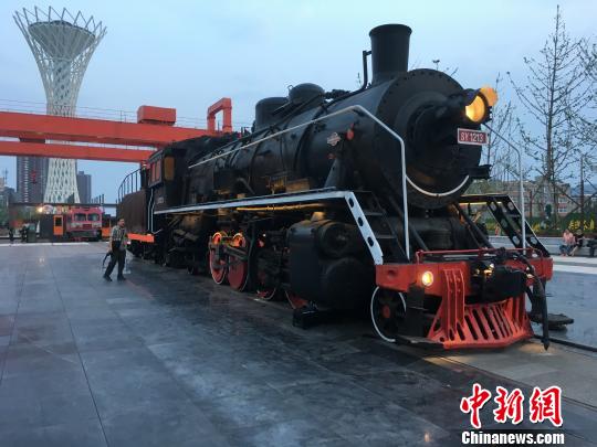 公園內(nèi)保留布置了蒸汽時代火車頭?！「呒t超 攝