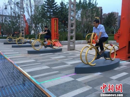 市民使用公園內(nèi)的健身設(shè)施。　高紅超 攝