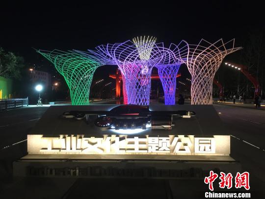 夜晚，奧運“五色樹”的燈光?！「呒t超 攝