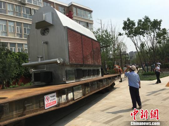 公園內(nèi)陳列著臥式蒸汽鍋爐等工業(yè)產(chǎn)品。　高紅超 攝