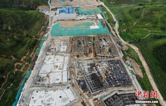 6月28日，航拍鏡頭下的河北張家口冬奧會太子城冰雪小鎮(zhèn)項目。太子城冰雪小鎮(zhèn)項目位于2022年冬奧會張家口賽區(qū)核心區(qū)，連接張家口賽區(qū)云頂和古楊樹兩個競賽場館群，建成后將承擔賽時核心區(qū)配套保障功能，提供冬奧頒獎、貴賓接待、交通換乘、休閑娛樂等服務，賽后將成為一座國際化四季度假小鎮(zhèn)。 中新社記者 楊艷敏 攝