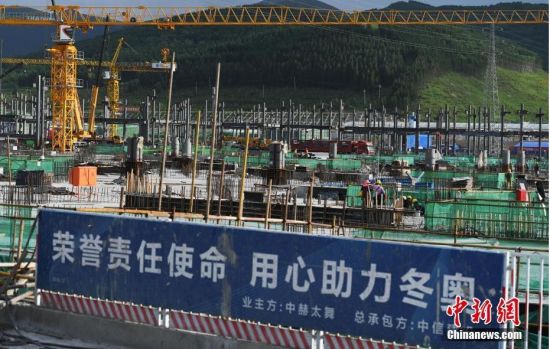 6月28日，河北張家口冬奧會太子城冰雪小鎮(zhèn)項目現(xiàn)場。太子城冰雪小鎮(zhèn)項目位于2022年冬奧會張家口賽區(qū)核心區(qū)，連接張家口賽區(qū)云頂和古楊樹兩個競賽場館群，建成后將承擔賽時核心區(qū)配套保障功能，提供冬奧頒獎、貴賓接待、交通換乘、休閑娛樂等服務，賽后將成為一座國際化四季度假小鎮(zhèn)。 中新社記者 楊艷敏 攝