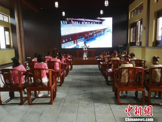 學(xué)生們在大原書院誦讀國學(xué)經(jīng)典?！⊥貔i 攝