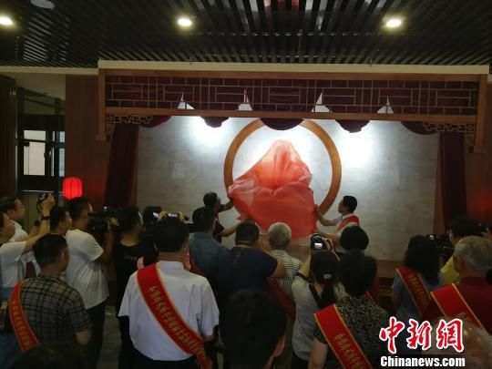 為董子石像揭幕。　王鵬 攝