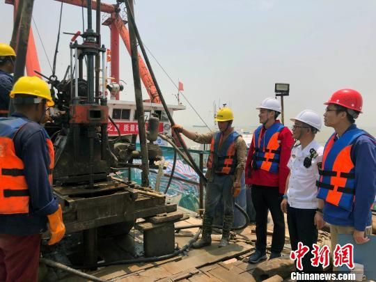 圖為勘察設(shè)計人員與常熟海事局執(zhí)法船在現(xiàn)場配合鉆探施工?！∥赫?攝