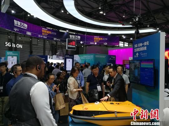 圖為現(xiàn)場(chǎng)人員講解5G“天地一體化”生態(tài)檢測(cè)系統(tǒng)。　任柏松 攝