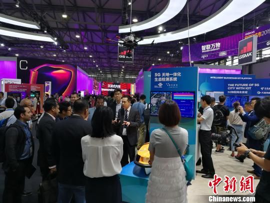 雄安新區(qū)展臺(tái)吸引不少眾多觀眾駐足關(guān)注?！∪伟厮?攝