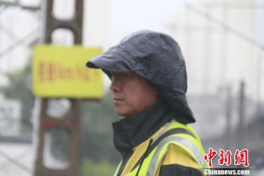 蘭州西工務(wù)段蘭州線路車(chē)間防護(hù)員雨中巡查。　王光輝 攝