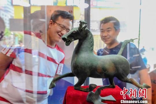 甘肅省博物館將榮登《國家寶藏》的文物銅奔馬和人頭形器口彩陶瓶搬到了絲路如意餐廳，讓顧客在餐廳內(nèi)就能近距離的和文物面對面?！＄娦?攝