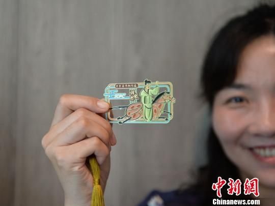 絲路主題餐廳內(nèi)推出的文創(chuàng)產(chǎn)品?！＄娦?攝