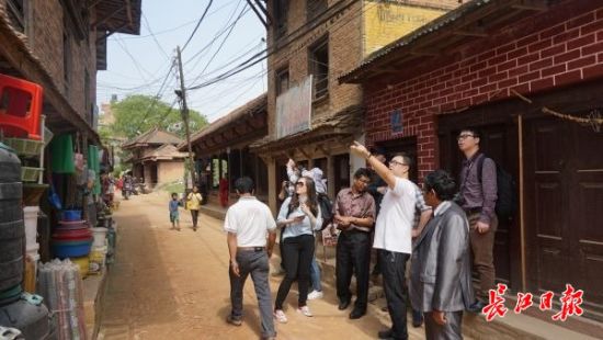 在尼泊爾，武漢市土地利用和城市空間規(guī)劃研究中心設(shè)計團(tuán)隊現(xiàn)場踏勘。(武漢市土地利用和城市空間規(guī)劃研究中心 供圖)