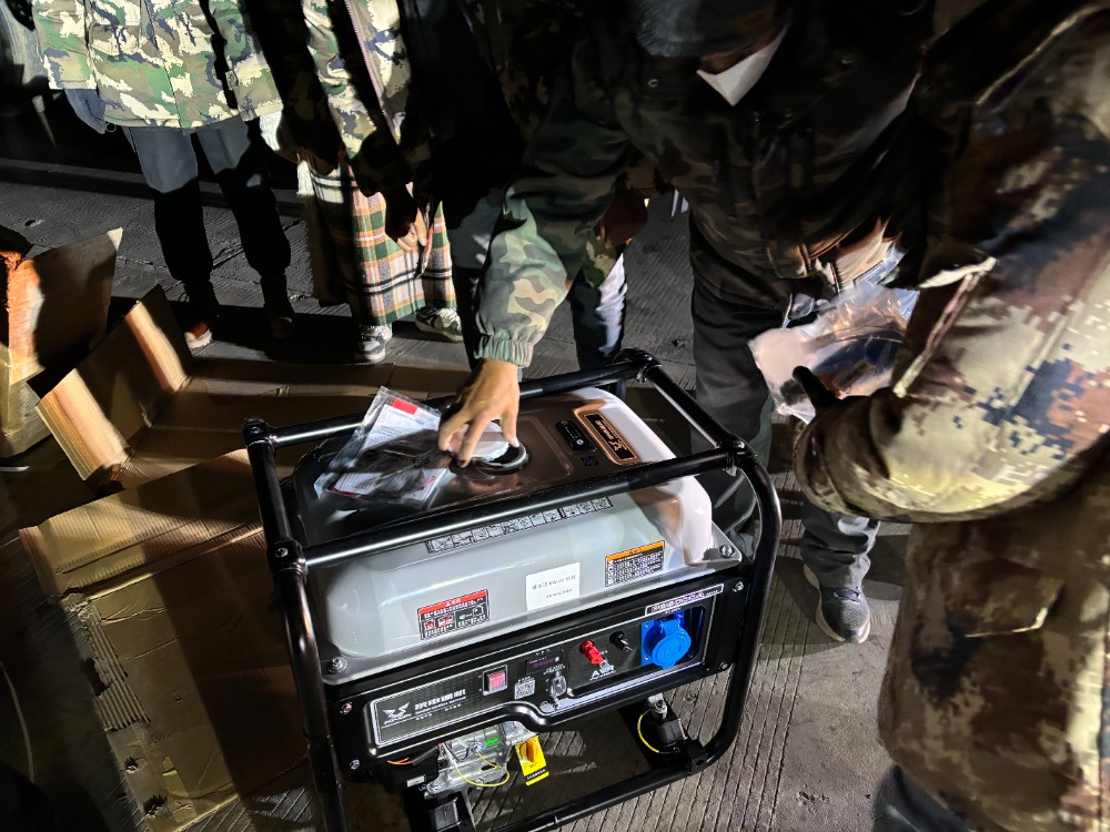 震區(qū)所需 重慶所能！重慶首批救援物資跨越千里抵達雪域高原