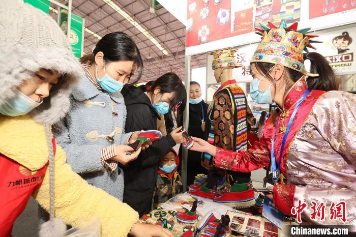 西藏瓊結(jié)赴襄陽參加漢江流域農(nóng)業(yè)博覽會，農(nóng)特產(chǎn)品受青睞(資料圖) 湖北省援藏辦供圖