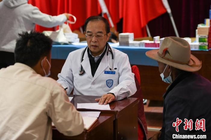 北京大學人民醫(yī)院心臟中心副主任、博士生導師王偉民為農牧民問診?！〗w波 攝