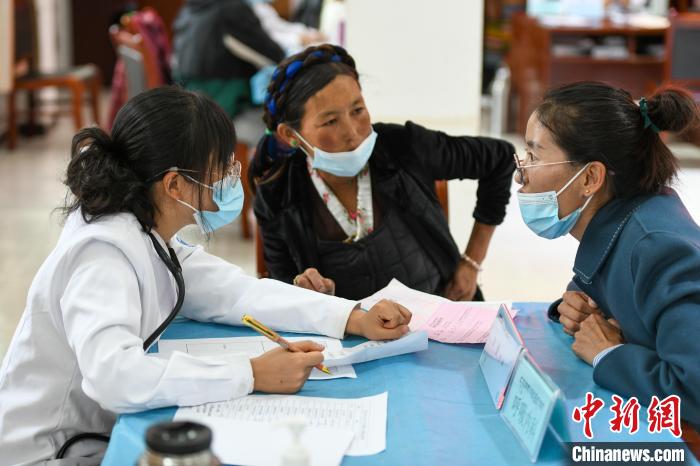 因不少農牧民不會普通話，義診活動現(xiàn)場，鄉(xiāng)政府為每位醫(yī)生配了一名翻譯?！〗w波 攝