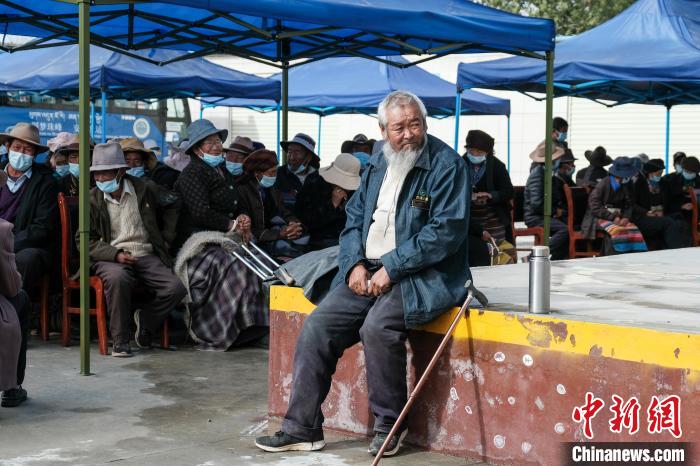 圖為日喀則桑珠孜區(qū)東嘎鄉(xiāng)農牧民在義診室外等待。　江飛波 攝