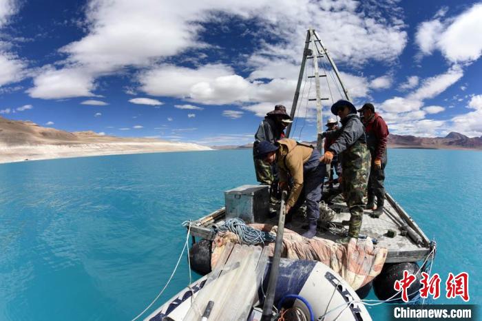 科考隊員在湖泊鉆探平臺上小心搬運采集的巖芯樣品?！?lt;a target='_blank' ><p  align=