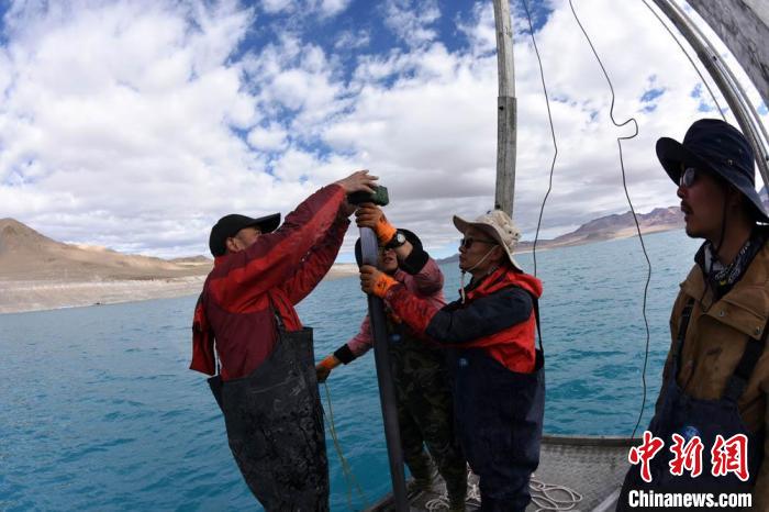 科考隊員在湖泊鉆探平臺上包裝采集的巖芯樣品?！?lt;a target='_blank' ><p  align=