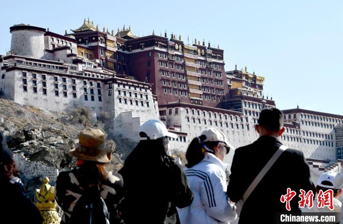4月17日，游客在拉薩布達(dá)拉宮觀景臺(tái)拍照留念。　李林 攝