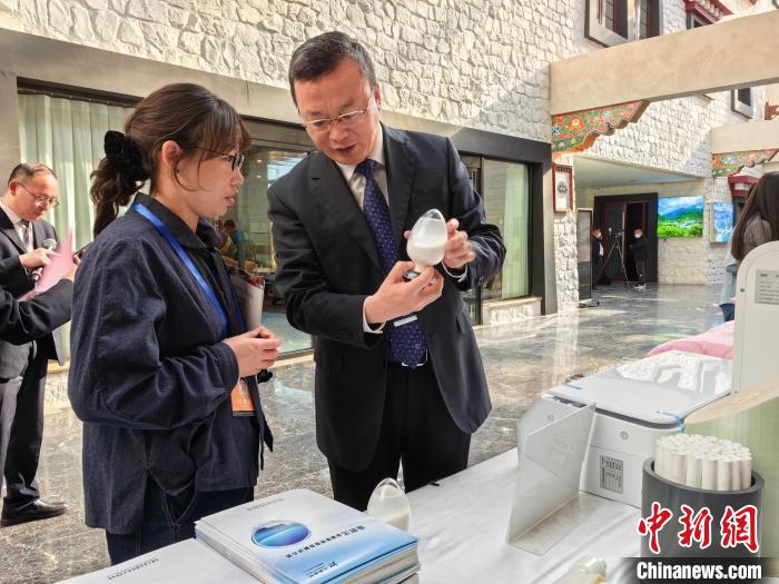 圖為簽約企業(yè)現(xiàn)場推介自己的產(chǎn)品。　趙延 攝