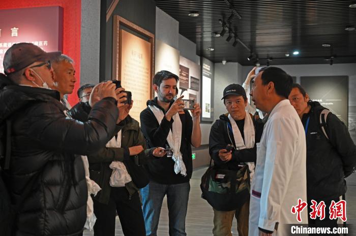 圖為中外媒體采訪西藏自治區(qū)藏醫(yī)院相關(guān)負(fù)責(zé)人?！≮w朗 攝