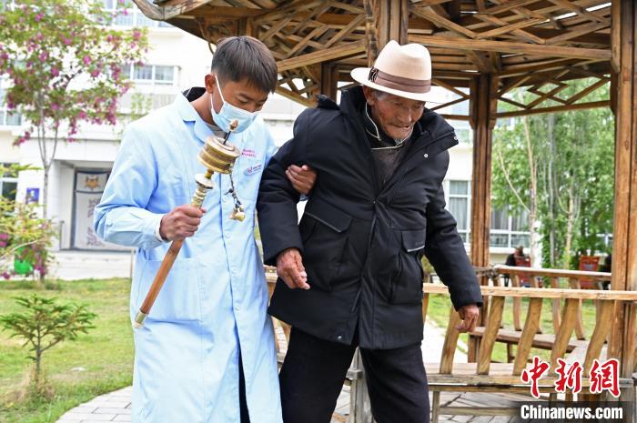 圖為曲松縣特困人員集中供養(yǎng)中心老人索朗歐珠?！≮w朗 攝