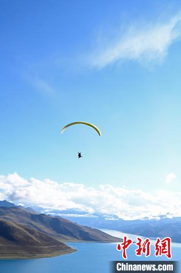 圖為在羊卓雍錯(cuò)，游客體驗(yàn)高空滑翔。　趙朗 攝