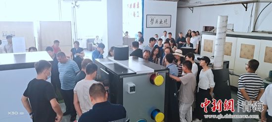 圖為行業(yè)內(nèi)人員進行項目參觀。 活動主辦方供圖