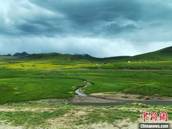 自2005年啟動三江源生態(tài)保護和建設(shè)工程以來，果洛州共治理黑土灘315.11萬畝，使果洛州生態(tài)環(huán)境15年來得到明顯好轉(zhuǎn)?！O睿 攝