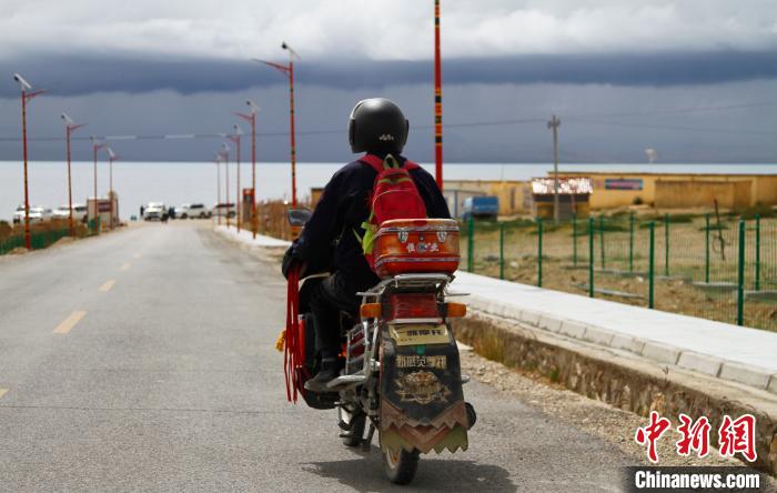 圖為白瑪從家中前往湖邊巡邏?！≮w朗 攝