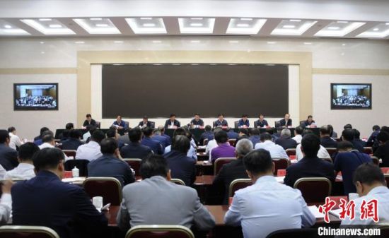 圖為青海省生態(tài)環(huán)境保護(hù)警示教育大會現(xiàn)場?！?zhí)砀！z 　　