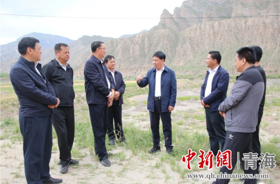 圖為黃南州有關(guān)領(lǐng)導(dǎo)現(xiàn)場踏勘、督導(dǎo)生態(tài)環(huán)保責(zé)任落實情況現(xiàn)場。黃宣攝