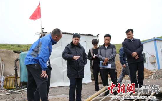 圖為黃南州有關(guān)領(lǐng)導(dǎo)現(xiàn)場踏勘、督導(dǎo)生態(tài)環(huán)保責(zé)任落實情況現(xiàn)場。黃宣攝