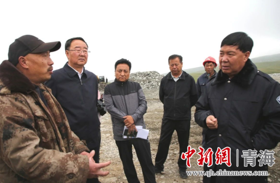 圖為黃南州有關(guān)領(lǐng)導(dǎo)現(xiàn)場踏勘、督導(dǎo)生態(tài)環(huán)保責(zé)任落實情況現(xiàn)場。黃宣攝