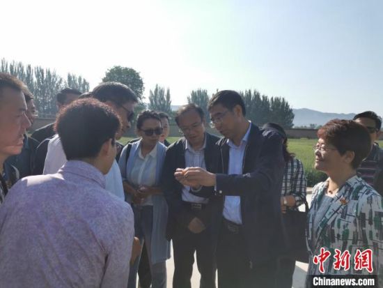 圖為杜德志在基層調(diào)研。受訪者供圖