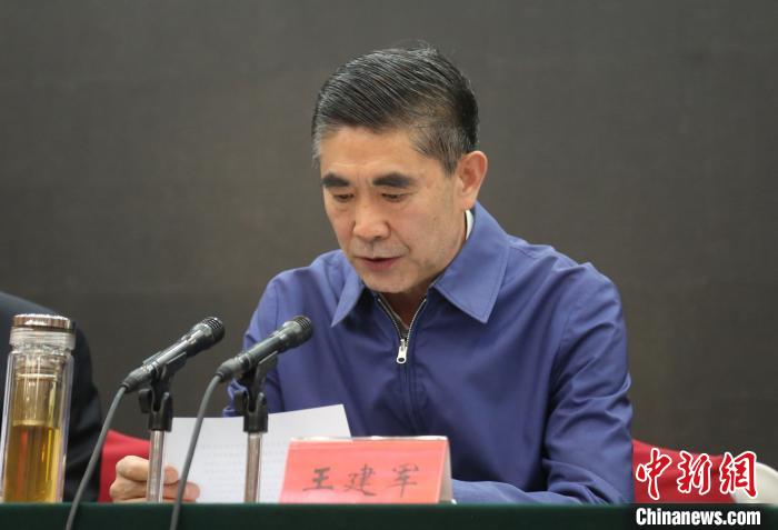 圖為青海省委書記王建軍出席會(huì)議并作講話?！?zhí)砀?攝