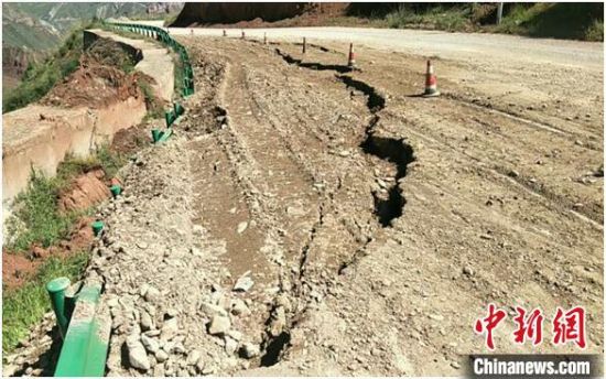 圖為發(fā)生路基下沉滑移險(xiǎn)情的路段。果洛公路總段供圖