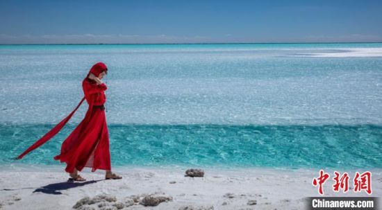 圖為地處柴達木盆地的東臺吉乃爾湖?！∧獑⒚鳌z