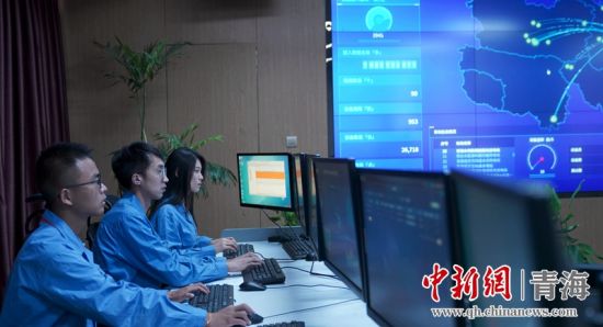 圖為國(guó)網(wǎng)青海電力大數(shù)據(jù)中心工作人員正在監(jiān)控綠電相關(guān)數(shù)據(jù)。王國(guó)棟攝