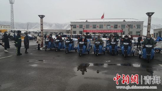 圖為環(huán)衛(wèi)設(shè)施集中發(fā)放儀式現(xiàn)場。甘恩超 攝