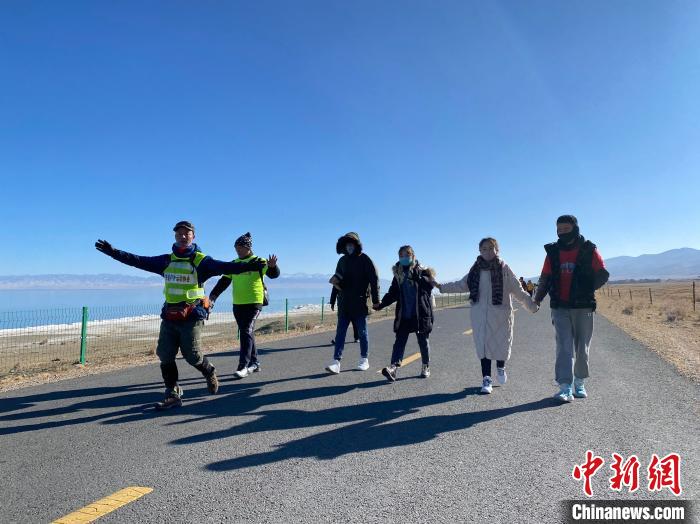 圖為徒步現(xiàn)場?！±罱瓕?攝